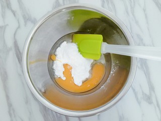 3、香葱桃酥,加入鸡蛋液，盐搅拌均匀