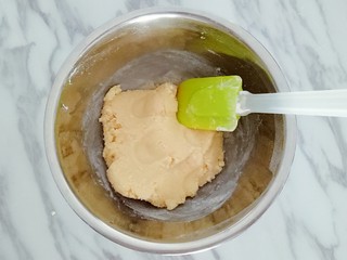 6、香葱桃酥,用刮刀翻拌成面团