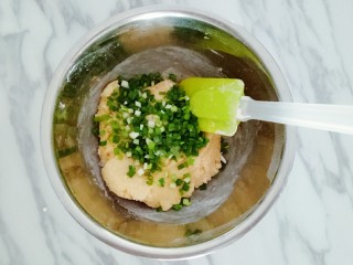 7、香葱桃酥,加入香葱碎