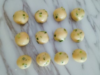 9、香葱桃酥,将面团分成20左右的小剂子
