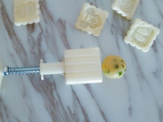 10、香葱桃酥,取一个面团揉圆，放入月饼模具中