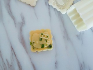 11、香葱桃酥,压出花型，依次完成