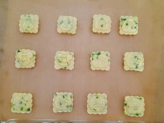 12、香葱桃酥,烤盘中铺层油纸，把桃酥放在烤盘上