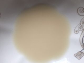 2、芝麻苏打饼干,先将酵母粉与温水一起搅拌至酵母溶解。