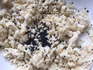 6、芝麻苏打饼干,再加入芝麻拌匀