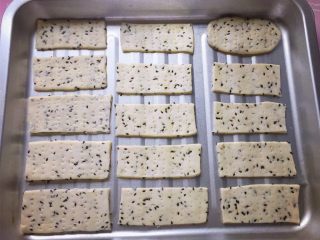 12、芝麻苏打饼干,整齐排列在烤盘上。