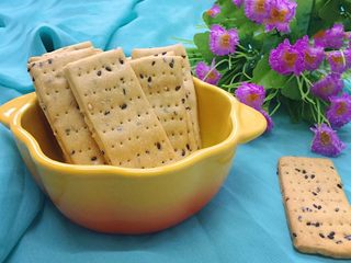 14、芝麻苏打饼干,松松脆脆的可好吃了。