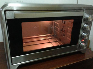 1、奶酪烤通心粉,烤箱预热至160度。