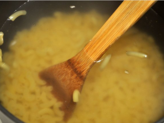 2、奶酪烤通心粉,把一壶盐水烧开，加上意大利面。煮熟后捞出沥干。