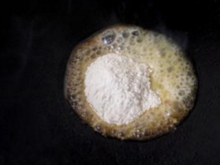 4、奶酪烤通心粉,当黄油融化后，加入面粉，搅拌至焦黄（约1至2分钟）。