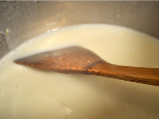 5、奶酪烤通心粉,加入牛奶，盐，胡椒粉和RICOS浓缩车打芝士酱搅拌均匀。