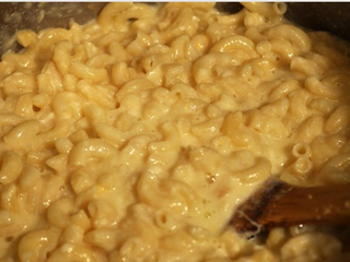 6、奶酪烤通心粉,最后加入意大利面，搅拌均匀。