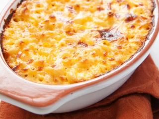 7、奶酪烤通心粉,奶酪通心粉倒入烤盘，烤至棕色起泡（40-45分钟）即可。