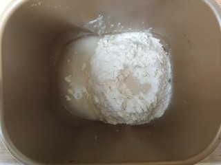 1、薄底香肠披萨,除黄油和盐外，面团材料按照先液体后粉类的顺序依次投入面包机桶，干酵母在面粉中间挖一个坑填入