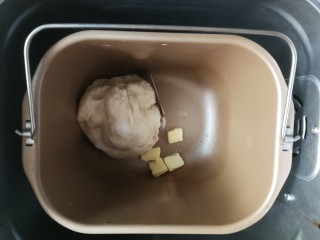 2、薄底香肠披萨,启动面包机的和面功能，1个程序后面团光滑，加入软化的黄油和盐