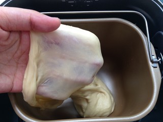 3、薄底香肠披萨,继续启动面包机和面功能，揉至面团能拉出薄膜