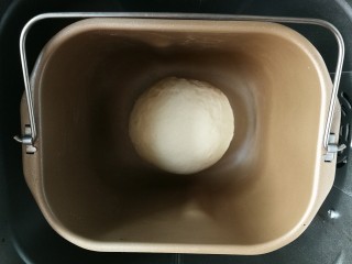 4、薄底香肠披萨,取出和面搅拌棒，将面团收圆，放在面包机桶中间，开启面包机发酵功能进行发酵