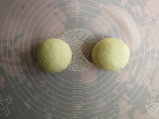 6、薄底香肠披萨,我的面团材料可以做两个9寸披萨，所以将发酵后的面团分割成等分的两份，排气后收圆，静置松弛15分钟