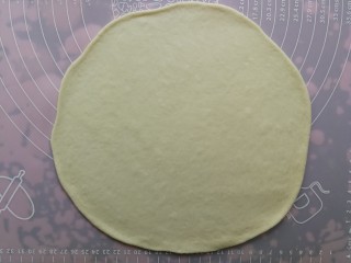 7、薄底香肠披萨,松弛后的面团擀成比9寸披萨盘略大的圆形面片