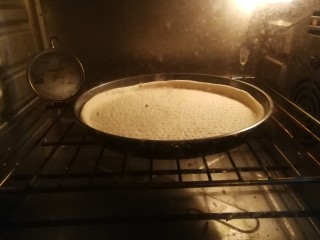 9、薄底香肠披萨,送入预热好的烤箱中，上下火中层200度烘烤5分钟