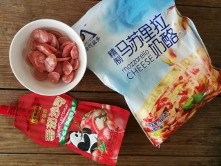 10、薄底香肠披萨,面团发酵期间就可以把馅料所需材料准备好，香肠切成薄片备用