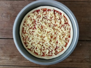 12、薄底香肠披萨,均匀撒上一层马苏里拉芝士