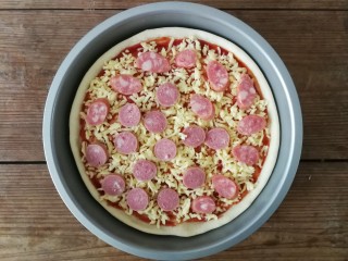 13、薄底香肠披萨,铺上一层香肠片