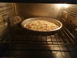 15、薄底香肠披萨,送入烤箱继续烘烤，上下火200度中层15分钟