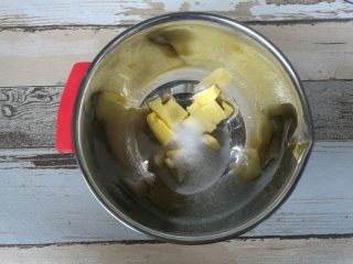 1、年轮卷卷饼干,黄油室温软化，加入糖35克。