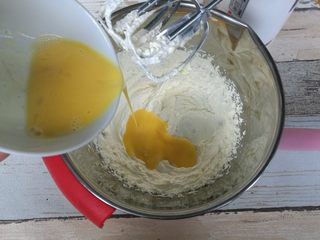 3、年轮卷卷饼干,鸡蛋打散，分三次加入黄油内，每次打发均匀后再加入下一次。