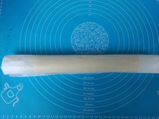12、年轮卷卷饼干,借助擀面杖卷成卷，像卷蛋糕卷一样。送进冰箱冷冻30分钟。