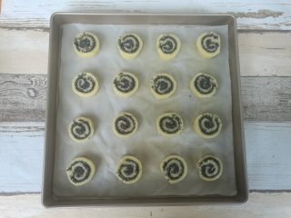 13、年轮卷卷饼干,烤箱预热。上下火190度.。取出黄油面卷切成1cm厚的片，全部做好放进烤盘。