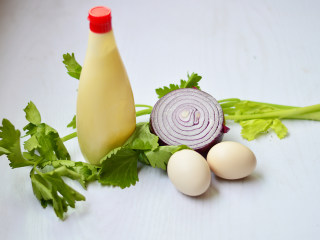 1、鸡蛋杯沙拉,材料准备好