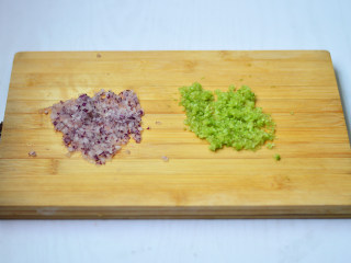 2、鸡蛋杯沙拉,芹菜摘去叶子，根部切碎丁，洋葱也切成细腻的丁，越碎小越好