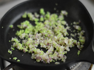 3、鸡蛋杯沙拉,里不放油，放洋葱、芹菜丁煸炒一会，炒至水分干即可，放凉待用