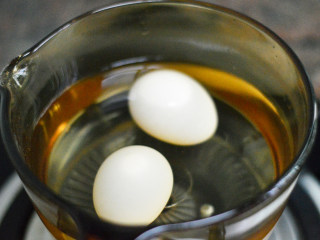 4、鸡蛋杯沙拉,鸡蛋放入锅中，煮熟