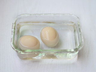 5、鸡蛋杯沙拉,捞出泡在冷水中一会