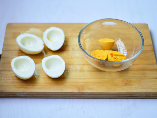 6、鸡蛋杯沙拉,将鸡蛋剥去壳对切，取出蛋黄