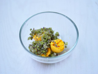 7、鸡蛋杯沙拉,加入炒至过的洋葱丁、芹菜丁