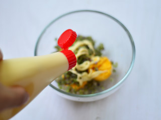 8、鸡蛋杯沙拉,挤入沙拉酱