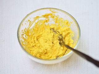 9、鸡蛋杯沙拉,捣碎并拌匀