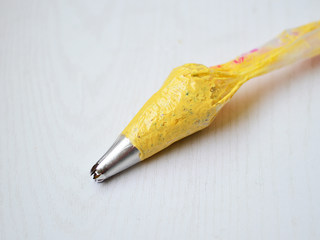 10、鸡蛋杯沙拉,放入装好裱嘴的裱花带中