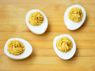 11、鸡蛋杯沙拉,挤出花型至蛋白中即可