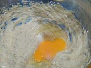 1、咖啡酒柠香椰丝蛋糕,用打蛋器低速打发均匀，再加入一个鸡蛋打发均匀，每一次打发均匀再加下一个鸡蛋，鸡蛋全部加入后，打发后，再加入少许橄榄油继续搅拌均匀