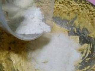 2、咖啡酒柠香椰丝蛋糕,加入低粉小苏打和椰丝