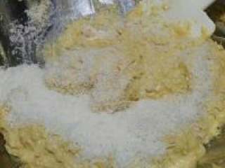 3、咖啡酒柠香椰丝蛋糕,翻拌均匀