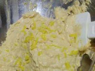 4、咖啡酒柠香椰丝蛋糕,加入柠檬皮翻拌均匀