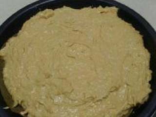 5、咖啡酒柠香椰丝蛋糕,.倒入模具，我用的是八寸披萨盘，盘上铺上一张烘焙纸，在纸上抹上黄油或者色拉油，再倒入蛋糕糊，抹平