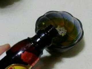 7、咖啡酒柠香椰丝蛋糕,我用之前熬好的糖浆取两勺倒入奶锅，加上少量的水煮开，倒入后温度降低，再倒入少许的咖啡甜酒，搅拌均匀