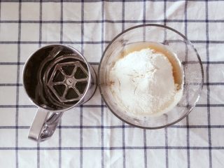 4、红茶苏打饼干,筛入面粉混合物